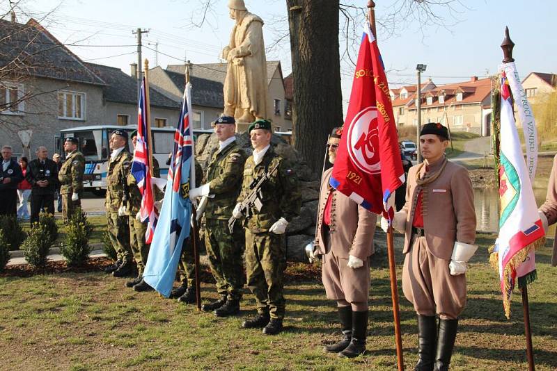 Vzpomínka na 100. výročí narození letce a válečného hrdiny Josefa Brykse v Lašťanech