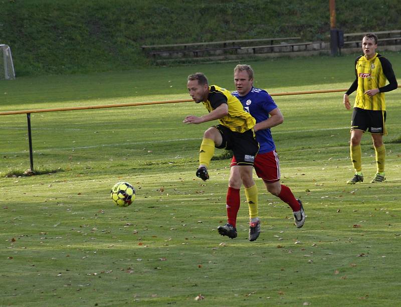 Fotbalisté Nových Sadů (ve žluto-černém) remizovali s Valašským Meziříčím 1:1.