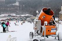 Lyžování v Hlubočkách - 2. ledna 2016 - Na svah vyrazili lyžaři, snowboardisté i malý otužilci na bobech a na saních.