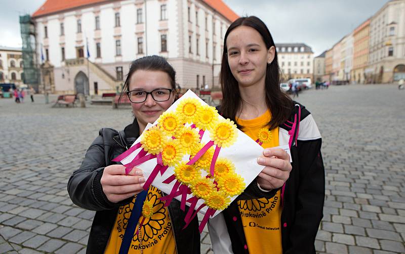 22. ročník celonárodní veřejné sbírky Ligy proti rakovině věnovaný tentokrát boji proti rakovině tlustého střeva a konečníku.