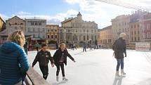 V sobotu 11. listopadu se na Dolním náměstí v Olomouci poprvé otevřelo mobilní kluziště.