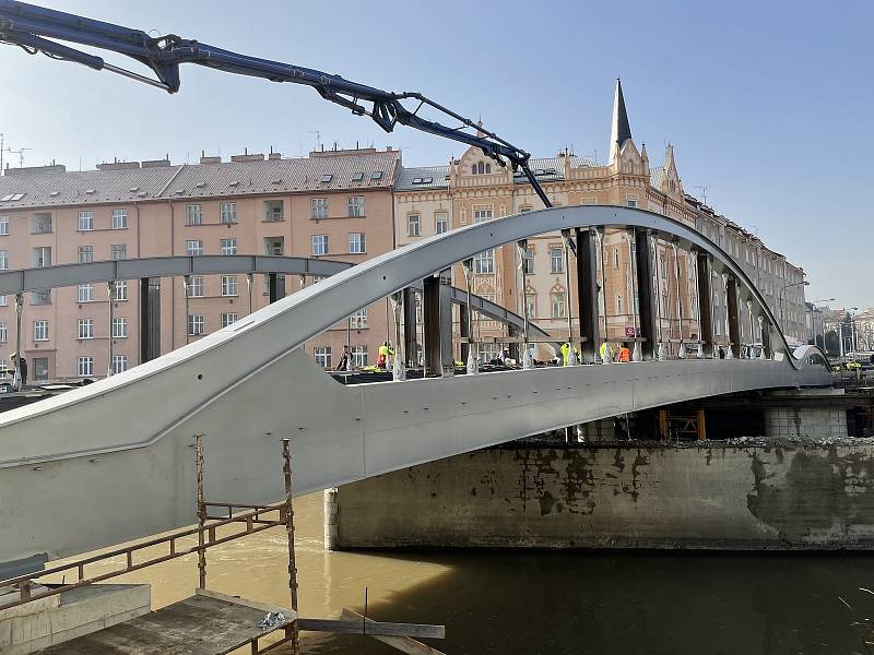 Betonování mostu v Masarykově třídě v Olomouci, 24. února 2021