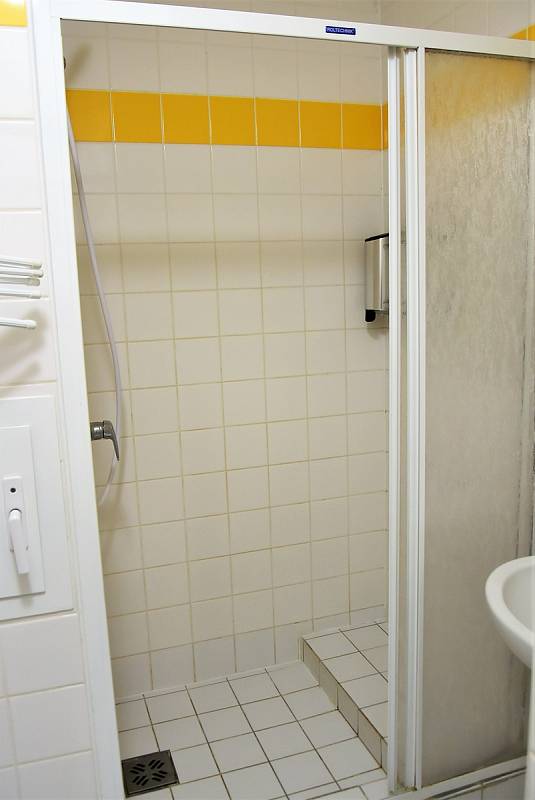 V koupelně se nachází prostorný sprchový kout