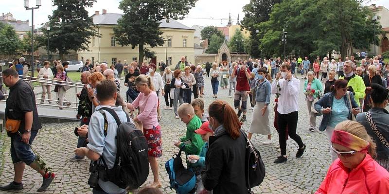 Lidé vcházejí do olomoucké katedrály uctít památku zavražděného krále Václava III., 4. srpna 2021