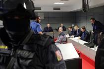 Krajský soud v Olomouci v úterý dopoledne uznal vinnými všech osm mužů obžalovaných v případu takzvané lihové mafie.