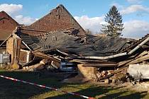 V Olšanech u Prostějova spadla střecha domu na zaparkované auto a karavan. Následky silného větru v Olomouckém kraji, 10.2.2020
