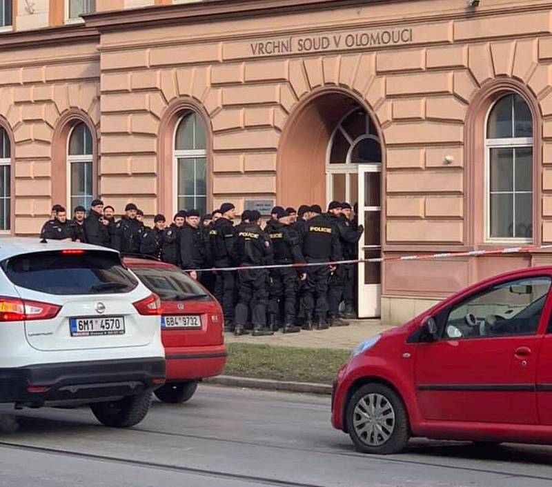 Policie evakuuje budovu Vrchního soudu v Olomouci