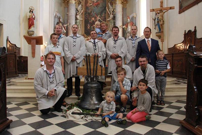 Olomoucký arcibiskup Jan Graubner v neděli 28. srpna požehnal v Zábřehu zvon svatý František