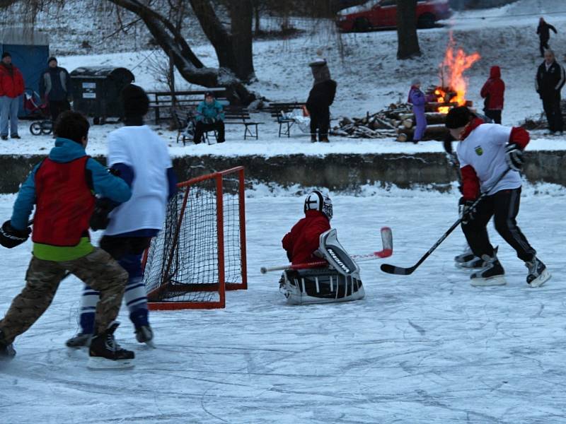 Hokejisté se na lašťanském rybníku utkali v prvním ročníku hokejových her Winter classic games.