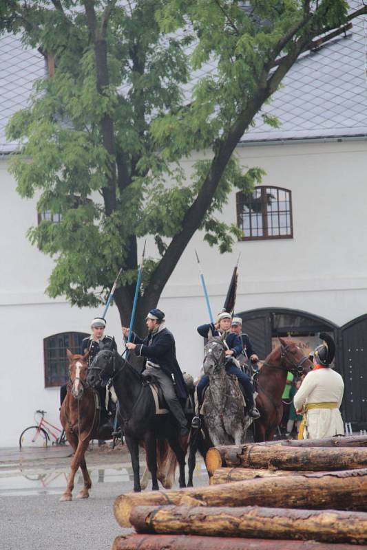 Na Korunní pevnůstce v Olomouci se v sobotu konal čtvrtý ročník vojensko-historického festivalu Olmütz 1813, při kterém 250 uniformovaných účastníků předvedlo divákům ukázku bitvy o dobývání pevnosti Magdeburg v roce 1806.