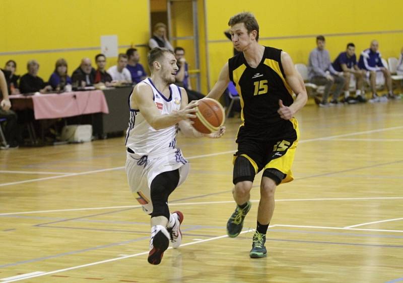 Olomoučtí basketbalisté (v bílém) proti Jihlavě