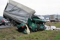 Dopravní nehoda dvou nákladních vozidel.