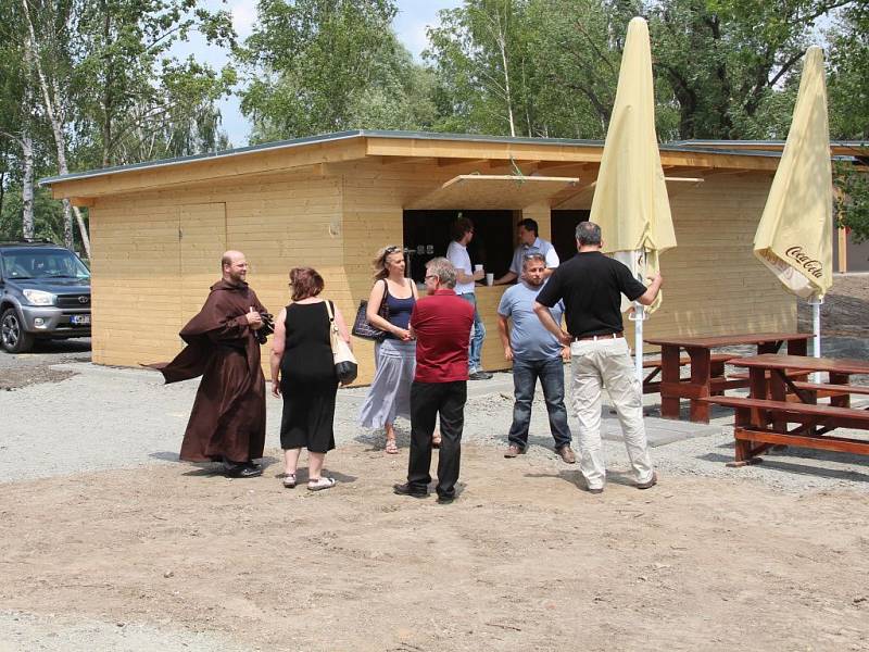 Stánek s občerstvením. Slavnostní otevření nového kempu v olomoucké čtvrti Hejčín