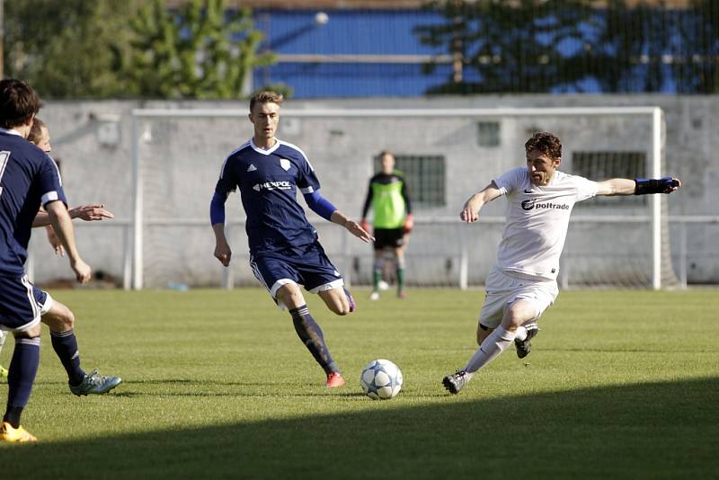 Fotbalisté Mohelnice (v bílém) proti Uničovu - Michal Kovář (vpravo)