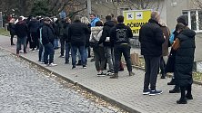 Fronta před očkovacím místem ve Fakultní nemocnici Olomouc v sobotu 20. listopadu 2021 po poledni