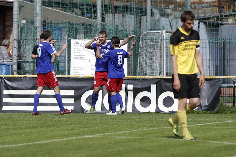 Fotbalisté Nových Sadů (ve žlutém) prohráli s Valašským Meziříčím 2:4