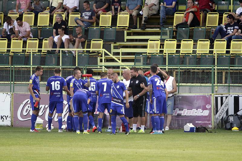 Fotbalisté HFK Olomouc (v bílém) porazili Frýdek-Místek 2:0