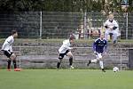 Fotbalisté Uničova remizovali s Rýmařovem (v bílém) 1:1. Pavel Jeřábek (vpravo)