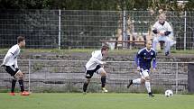 Fotbalisté Uničova remizovali s Rýmařovem (v bílém) 1:1. Pavel Jeřábek (vpravo)