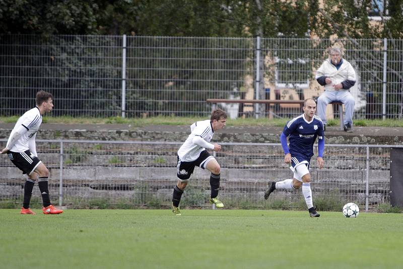 Fotbalisté Uničova remizovali s Rýmařovem (v bílém) 1:1. Pavel Jeřábek (vpravo)