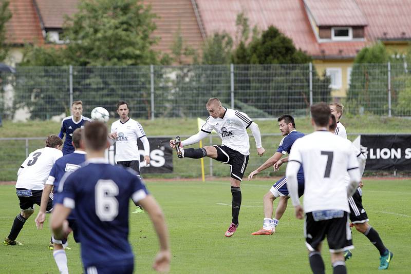 Fotbalisté Uničova remizovali s Rýmařovem (v bílém) 1:1