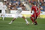 Olomoučtí fotbalisté (v červeném) remizovali se Slováckem 0:0Jan Navrátil (vlevo) a David Houska