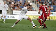 Olomoučtí fotbalisté (v červeném) remizovali se Slováckem 0:0Jan Navrátil (vlevo) a David Houska