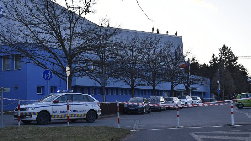 Střechu plaveckého stadionu v Olomouci poškodil silný vítr, 5. 2. 2020