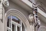 Kinetická socha Davida Černého na římse Muzea umění v Olomouci