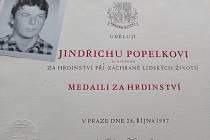 Prezident Václav Havel udělil 28.října 1997 in memoriam Medaili za hrdinství Jindřichu Popelkovi.