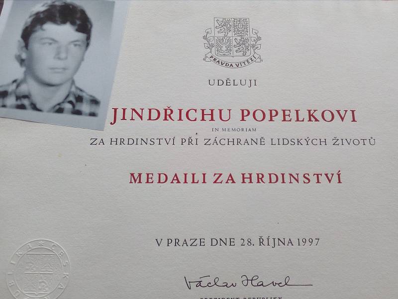 Prezident Václav Havel udělil 28.října 1997 in memoriam Medaili za hrdinství Jindřichu Popelkovi.