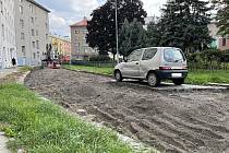 Při uzavírce Gorazdova náměstí v Olomouci někdo zapomněl přeparkovat auto. Dělníci se tak nemohli dostat ke všem dlažebním kostkám, ale udělali, co mohli. 18. září 2023