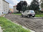 Při uzavírce Gorazdova náměstí v Olomouci někdo zapomněl přeparkovat auto. Dělníci se tak nemohli dostat ke všem dlažebním kostkám, ale udělali, co mohli. 18. září 2023