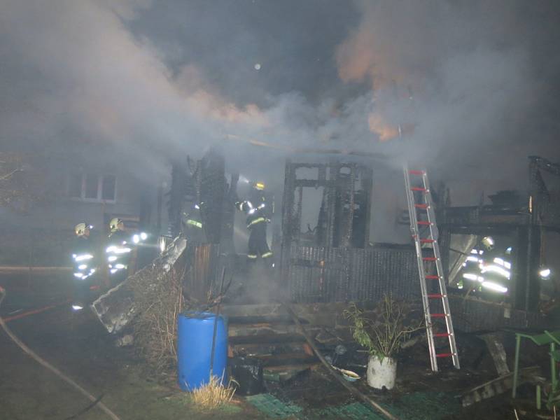 K požáru dřevěné chatky na ulici Kosmonautů v Litovli na Olomoucku vyjížděli v neděli 19. dubna profesionální i dobrovolní hasiči.  