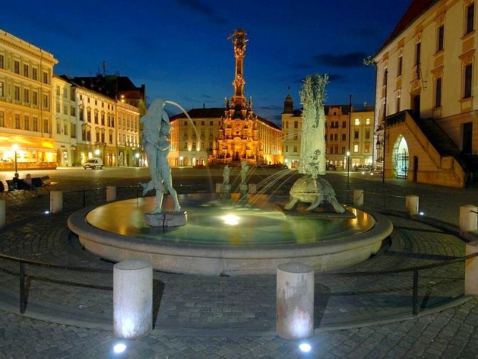 Horní náměstí v Olomouci s Arionovou kašnou a Sloupem Nejsvětější Trojice.