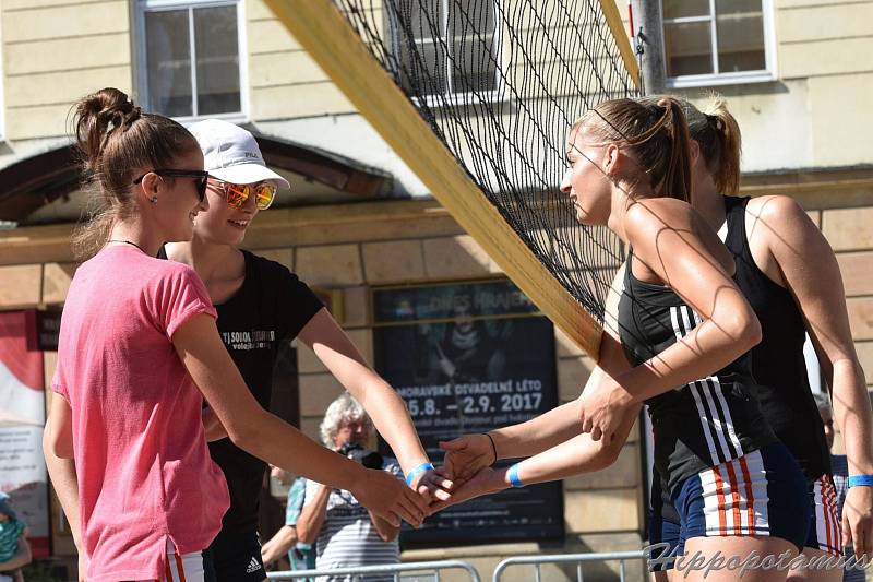 Beach-volejbalová show olomouckých a šternberských volejbalistek na olomouckém Horním náměstí