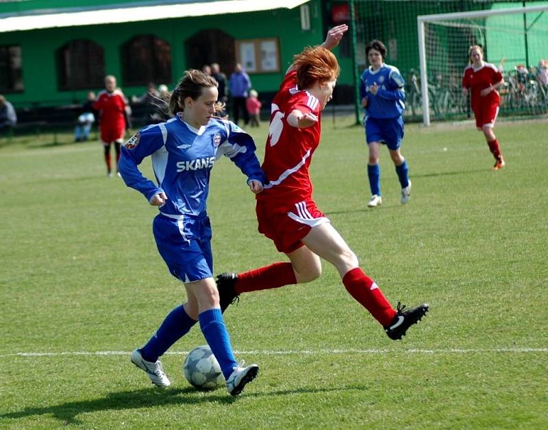 Olomoucké fotbalistky (v červeném) porazily v zápase 10. kola MSLŽ tým FC Brno 3:0.