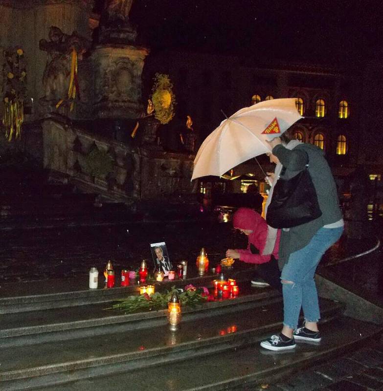 Pieta za Karla Gotta na Sloupu Nejsvětější Trojice na Horním náměstí v Olomouci