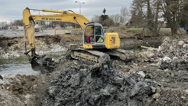 Most v Dukelské ulici v Litovli již stavbaři zbourali, 29. března 2021