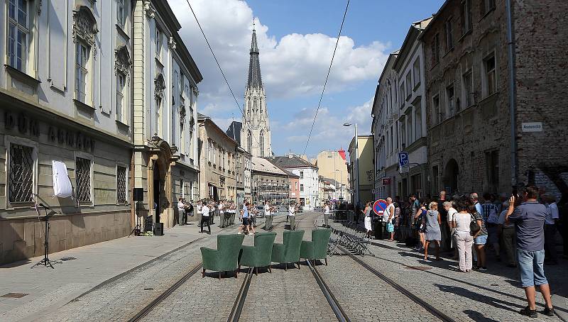 Odhalení pamětní desky Pavlu Dostálovi na Domě armády v centru Olomouce