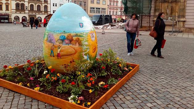 Obří kraslice na Horním náměstí v Olomouci.