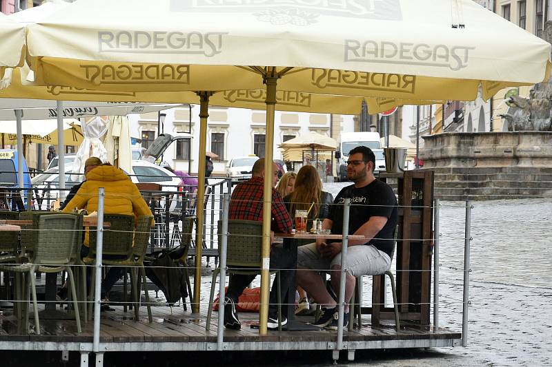 Zahrádky olomouckých restaurací otevřely poprvé po rozvolnění i nevlídném počasí, 17. května 2021