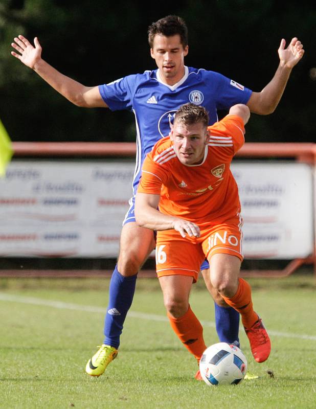 Utkání MOL cupu mezi TJ Sokol Živanice (v oranžovém) a SK Sigma Olomouc (v modrém) na hřišti v Živanicích.