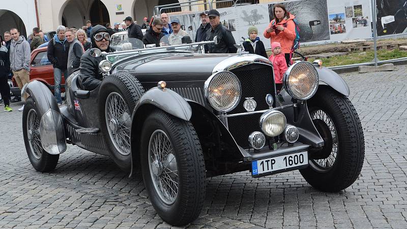 Jaromír Straka z Hranic s luxusním automobilem Bentley Speciál z roku 1937 na společné vyjížďce veteránů z Přerova na Helfštýn, 24, dubna 2022