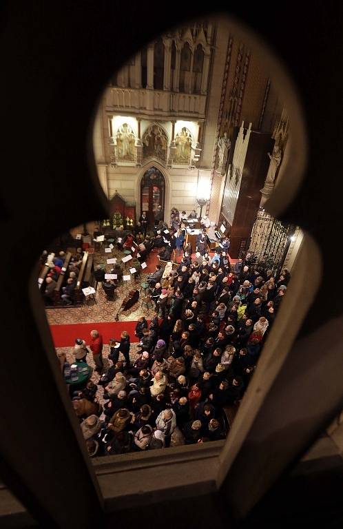 Půlnoční mše svatá zaplnila katedrálu svatého Václava v Olomouci.