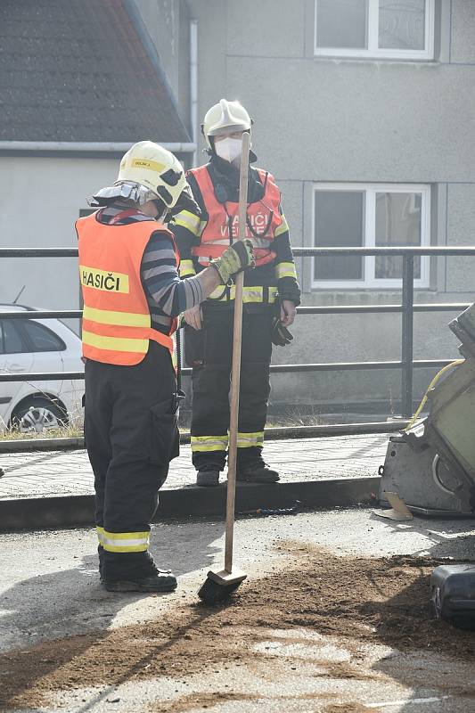 Nehoda nákladního auta v centru Senice na Hané, 24. 2. 2021