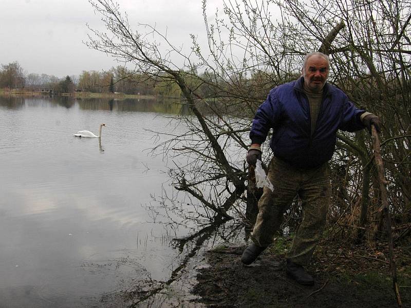 Do čištění přírodního koupaliště se zapojilo více než sto dvacet rybářů, ale také dobrovlníků z řad nerybářů. Oproti loňskému roku však plastových pytlů, do kterých odpadky brigádníci sbírali, nebylo tolik. 