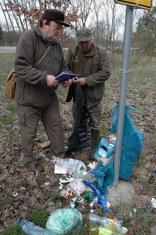 Do čištění přírodního koupaliště se zapojilo více než sto dvacet rybářů, ale také dobrovlníků z řad nerybářů. Oproti loňskému roku však plastových pytlů, do kterých odpadky brigádníci sbírali, nebylo tolik. 