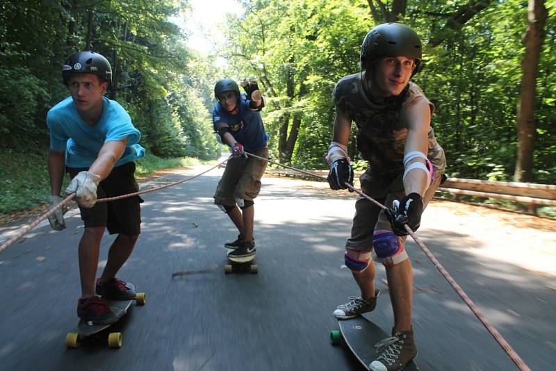 Jezdci na longboardech na trati Ecce Homo ve Šternberku.