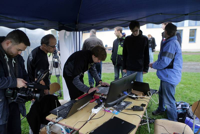 Studenti hejčínského gymnázia spolu s Hanáckým radioklubem vypustili balónovou sondu do stratosféry.